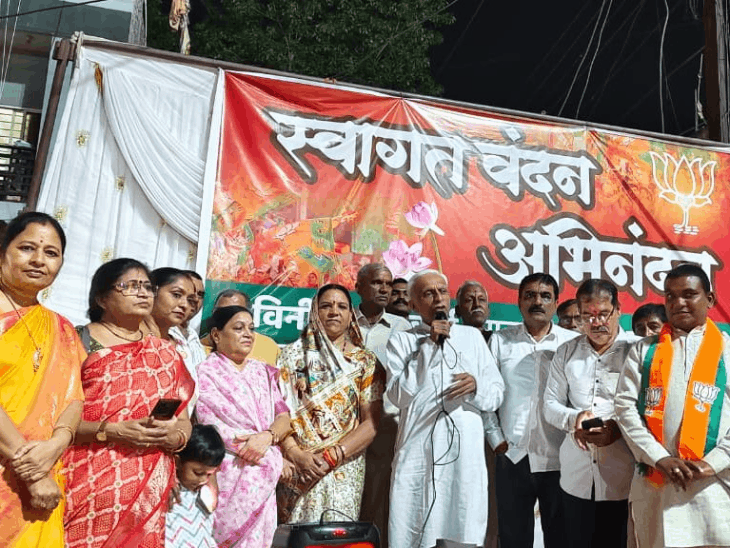 भाजपा की ‘सेवा संकल्प यात्रा’ खरगोन पहुंची:आस्था कलश में कुंदा-नर्मदा का जल लिया, निधिवन में पौधारोपण भी किया