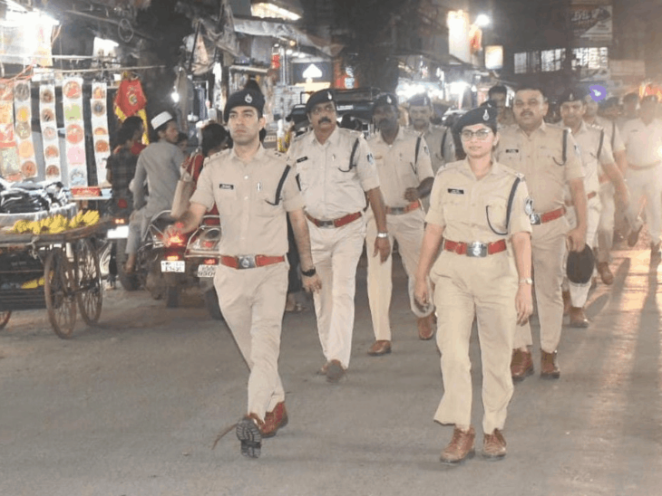 एसपी के साथा 100 पुलिस जवानों का फ्लैग मार्च:अनंत चतुर्दशी से पहले जायजा; लोगों को सुरक्षा देने का भरोसा