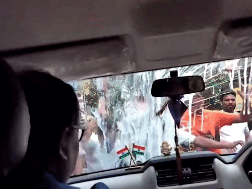 TMC विधायक कुणाल घोष की कार पर अंडे फेंके:भीड़ ने गो-बैक के नारे लगाए; श्रीरामपुर में ममता बनर्जी की रैली में जा रहे थे