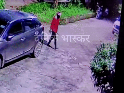 नर्मदापुरम में बंद मकान से ₹22 लाख की चोरी:मिल मालिक के घर से 15 तोला सोना, आधा किलो चांदी और कैश ले उड़े बदमाश; CCTV में 3 नकाबपोश दिखे