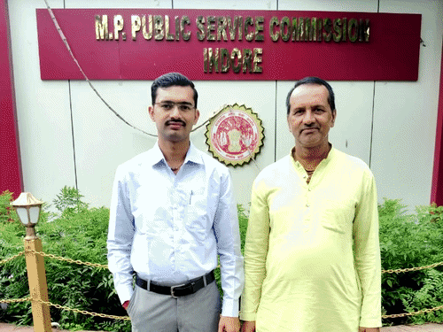 इंदौर भेजने पिता ने रुपए उधार लिए, बेटा अफसर बना:किसान का बेटा पवन MPPSC में सातवीं रैंक लाकर मध्यप्रदेश में सहायक प्राध्यापक बना