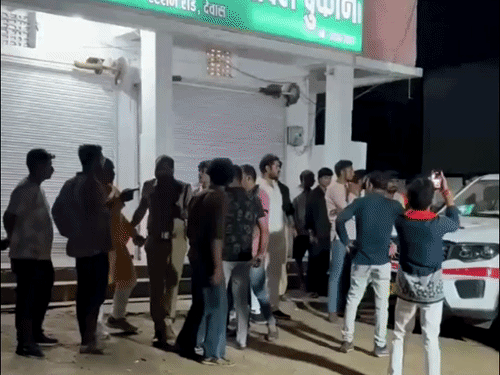 हंगामा कर शराब दुकान का शटर गिराने वाले गिरफ्तार:पार्षद प्रतिनिधि समेत 4 लोग पकड़ाए; कर्मचारी को पीटने और वसूली का आरोप