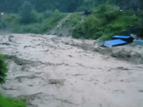 नेपाल में फिर से बाढ़-लैंडस्लाइड, 6 की मौत:घर-पुल बहे, हाईवे बंद; एक महीने पहले आई बाढ़ में 1453 मौतें, 5500 से ज्यादा लापता