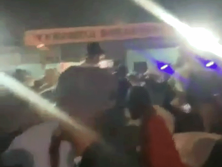 दक्षिण अफ्रीका में गोलीबारी, 17 की मौत:हमलावर बार में AK-47 लेकर आए; 4 दिन पहले भी मास शूटिंग में 12 जानें गई थीं