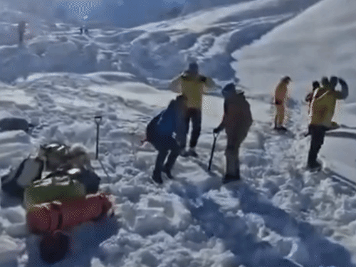 नेपाल के हिमालय में हिमस्खलन, 4 की मौत, 12 लापता:बेस कैंप में सो रहे लोगों पर बर्फ गिरी; रेस्क्यू टीम 24 घंटे बाद पहुंची