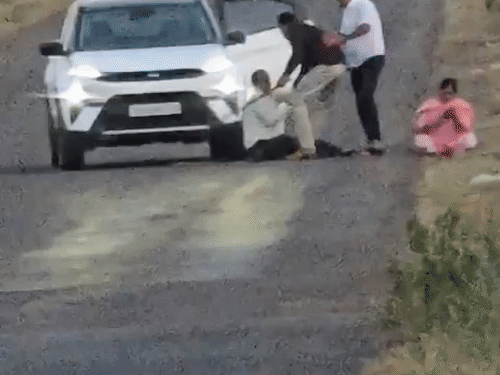 बेटों ने माता-पिता को पीटा, कहा- जमीन क्यों बेची, VIDEO:सड़क पर गिराकर डंडों से मारा, पीठ-कंधों पर चोट; पुणे की घटना