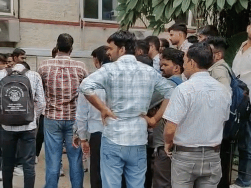 नौकरी के पहले दिन धरने पर बैठे 50 कर्मचारी:एसएमएस हॉस्पिटल में मिली पहली पोस्टिंग, वार्ड बॉय का काम करने से मना किया