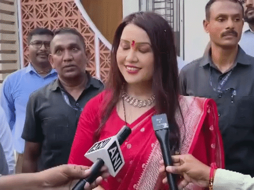 मुस्लिम भी गरबा देखने आएं तो इसमें कुछ गलत नहीं:महाराष्ट्र CM की पत्नी बोलीं- त्योहार का शांतिपूर्वक आनंद लेने में क्या बुराई