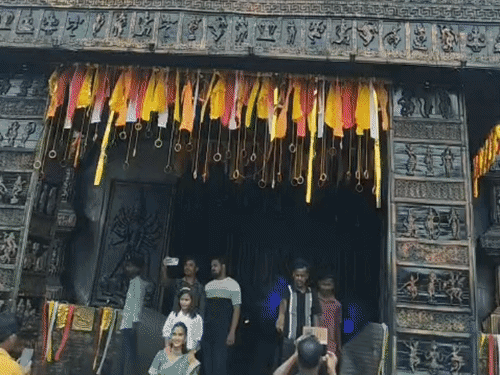 जामताड़ा में गणेश पूजा, पहाड़ी बाबा मंदिर जैसा पंडाल:251 किलो मोतीचूर के लड्डू का भोग लगा, एसी पंडाल भी बना आकर्षण