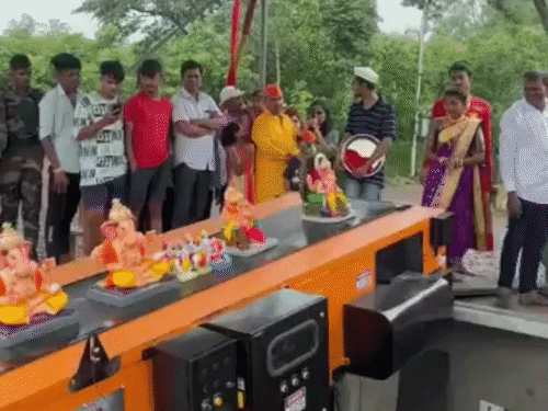 गणेश विसर्जन शुरू- मुंबई में दूसरे दिन 2,859 मूर्तियां विसर्जित:कहीं डेढ़ दिन, कहीं 5 दिन में ही विजर्सन की परंपरा