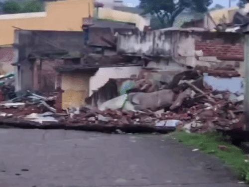 धनबाद में जमीन धंसने से आधे दर्जन घर जमींदोज:छाताबाद में 55 घरों पर संकट, लोग घर छोड़कर खुले आसमान के नीचे रहने को मजबूर