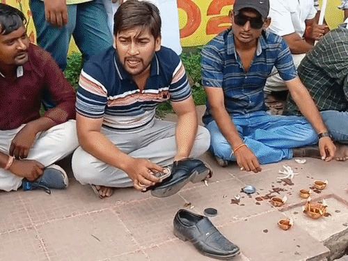 पीएम मोदी का जन्मदिन; NSUI ने मनाया राष्ट्रीय बेरोजगार दिवस:समस्तीपुर कलेक्ट्रेट के सामने जूता पॉलिश की, पकौड़े तले; बाढ़ पीड़ितों के नाम पर जलाए दीये