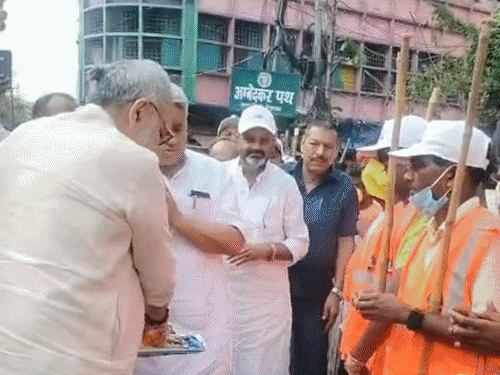 बेगूसराय में गिरिराज सिंह ने सफाईकर्मियों पर बरसाए फूल:सेवा संकल्प अभियान के दूसरे दिन चला स्वच्छता अभियान; केंद्रीय मंत्री बोले- दिमागी संतुलन खो चुके हैं राहुल गांधी