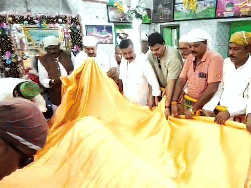 मुजफ्फरपुर में पर्यटन मंत्री ने दरगाह शरीफ पर चढ़ाई चादर:देश और राज्य में अमन-चैन, भाईचारे की कामना; BJP के नेता-कार्यकर्ता रहे मौजूद