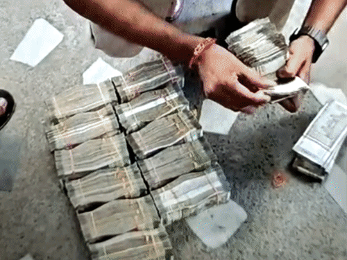 3000 करोड़ के हवाला का पटना कनेक्शन:कार से मिले 30 लाख कैश, हिरासत में गुजरात के 3 कारोबारी; कोलकाता से बाय रोड पटना आए