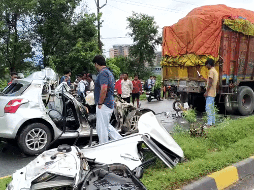 सड़क हादसे में मंत्री दीपिका पांडेय की बेटी का निधन:जमशेदपुर में एक्सीडेंट में चार की मौत, खड़े ट्रक में कार की टक्कर से हुई घटना