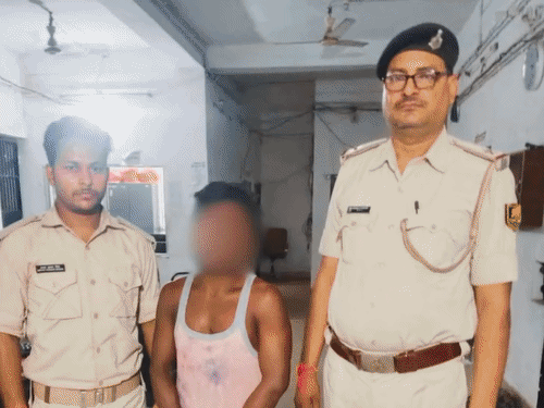 मुजफ्फरपुर- नाबालिग को घसीटकर घर ले जाने की कोशिश:लोगों ने आरोपी की पिटाई कर पुलिस को सौंपा, परिजन बोले- तीन महीने से पीछा कर रहा था