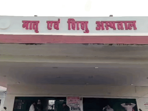 डीएमसीएच के इलेक्ट्रिक पैनल रूम में लगी आग:मरीजों को सर्जरी भवन और ट्रायज में किया गया शिफ्ट; फायर ब्रिगेड ने पाया काबू, जानी नुकसान नहीं