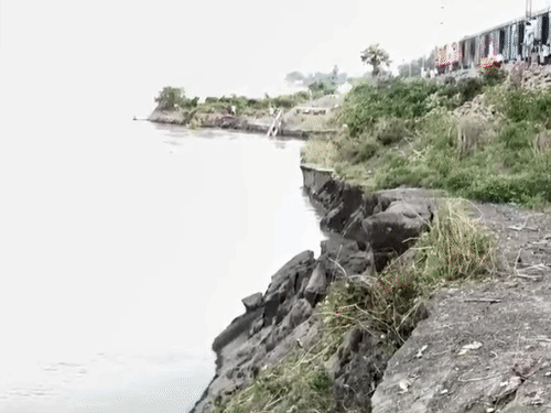 साहिबगंज में गंगा का कटाव रेलवे लाइन के पास पहुंचा:परिचालन पर असर, पाकुड़ स्टेशन से गुजरने वाली आधा दर्जन ट्रेनें रद्द; यात्री परेशान