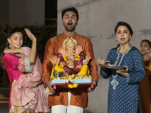 रणबीर कपूर ने आलिया-मां नीतू के साथ किया विसर्जन:गोविंदा बेटे के साथ एकता कपूर के घर और सुनीता, कृष्णा-कश्मीरा के घर पहुंचीं, देखिए तस्वीरें