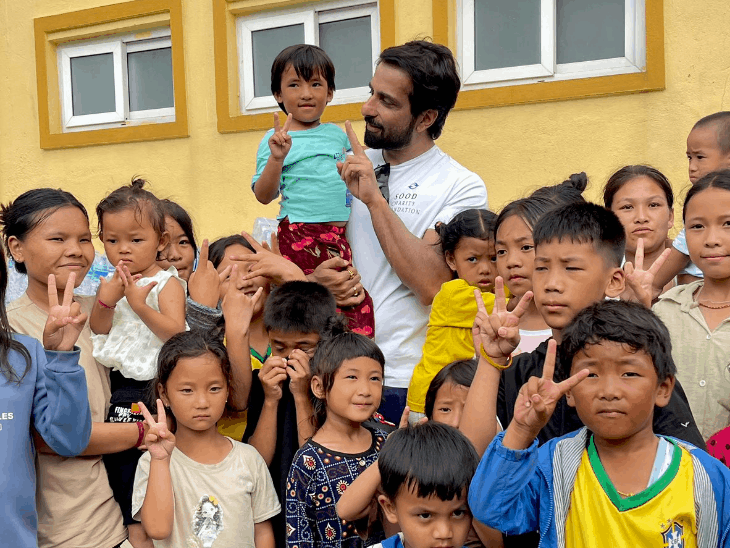 बाढ़ पीड़ितों की मदद के लिए नेपाल पहुंचे सोनू सूद:भारत से लाए कंबल और राशन; बोले- अगले कई महीनों तक मदद जारी रखेंगे