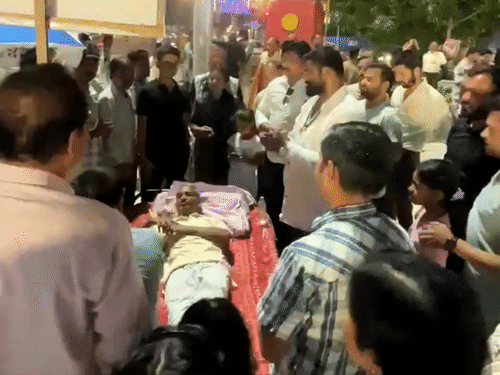 इंदौर में अवैध पोस्टर-बैनर के खिलाफ अनिश्चितकालीन उपवास:गांधी प्रतिमा के नीचे पत्नी के साथ बैठे प्रहलाद पांडे; बोले- हटने तक नहीं उठेंगे