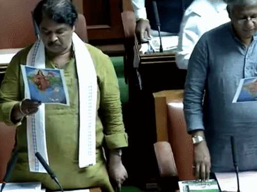 कर्नाटक विधानसभा में भाजपा विधायकों ने पूरा वंदे मातरम गाया:2 पैरा बाद रिकॉर्डिंग रोकी गई थी; सरकारी कार्यक्रमों में पूरा राष्ट्रगीत गाने पर रोक