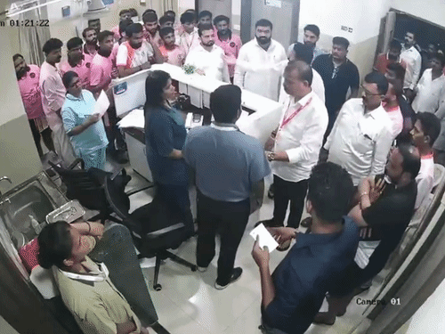 महाराष्ट्र में शिवसेना नेता ने हॉस्पिटल कर्मचारी को थप्पड़ मारा,VIDEO:₹19 हजार के बिल पर विवाद हुआ था; विधायक के बेटे समेत 17 पर FIR