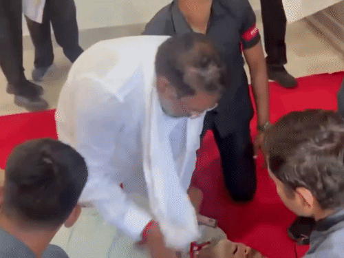 तेलंगाना विधानसभा में अधिकारी को आया हार्ट अटैक:VIDEO, मंत्री ने दिया CPR, अस्पताल ले जाते समय मौत हुई