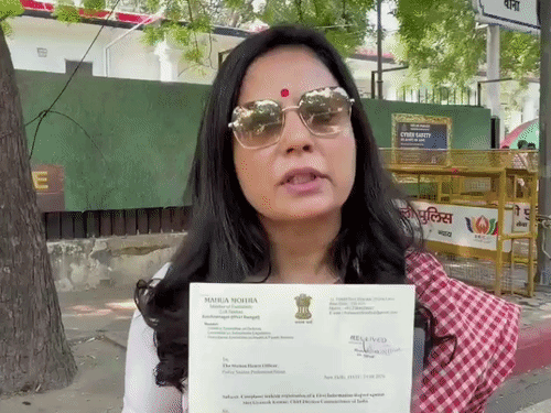 चुनाव आयुक्त के खिलाफ दिल्ली पुलिस में शिकायत:महुआ ने FIR की मांग की; विपक्ष की 6 महीने में दूसरी बार महाभियोग लाने की तैयारी