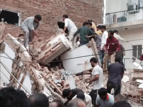 10 तस्वीरों में दिल्ली बिल्डिंग हादसा:मलबा हटाया तो दबा मिला युवक, कितने लोग दबे, पता नहीं; कई गाड़ियां चकनाचूर; रेस्क्यू में आम लोग भी जुटे