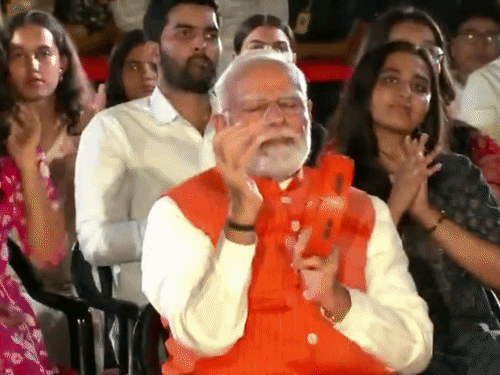 PM मोदी की जेन-जी के साथ भजन क्लबिंग, VIDEO:खंजरी बजाई, भजन गुनगुनाए; दिल्ली में दीनदयाल जयंती पर हुआ प्रोग्राम