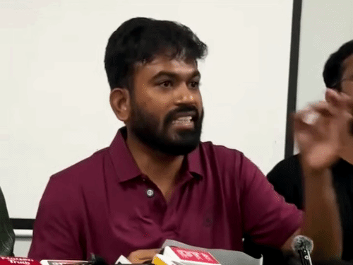 कॉकरोच पार्टी बोली-मुख्य चुनाव आयुक्त 48 घंटे में इस्तीफा दें:वरना देशभर में आंदोलन करेंगे; आरोप- SIR में 13 करोड़ वोटर्स के नाम काटे