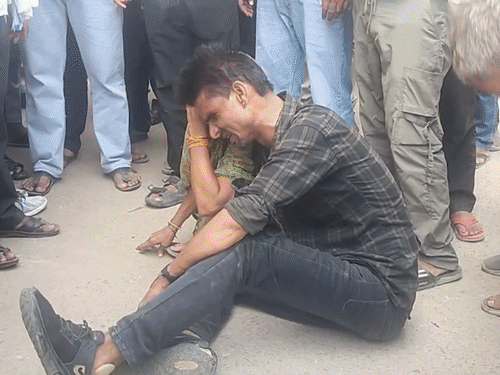 डिलीवरी में आंत कटने से महिला की मौत का आरोप:अस्पताल के बाहर रोते-बिलखते परिजन बैठे; 1 महीने पहले कराया था इलाज