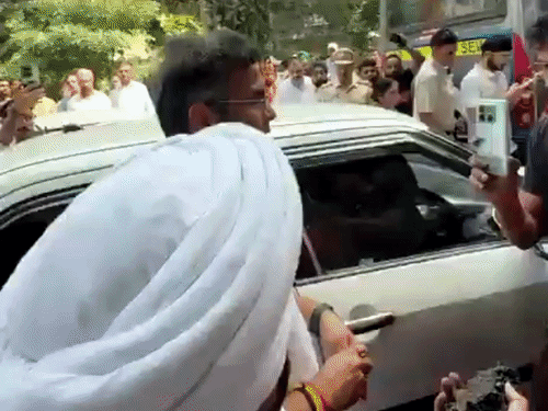 थप्पड़ विवाद- प्रवेश वर्मा की केजरीवाल को चेतावनी:सरकारी काम रोकना बर्दाश्त नहीं करूंगा; राहुल गांधी से बोले- आप रहने दो भाई