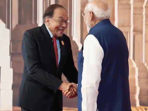 मलेशियाई PM की बॉलीवुड प्लेलिस्ट वायरल:PM मोदी, पुनित और राहुल गांधी के साथ तस्वीरों पर सॉन्ग लगाए; BRICS डिनर में गाने गाए थे