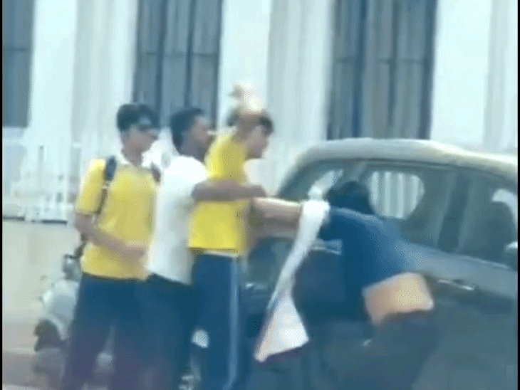 ग्वालियर में स्कूल के बाहर छात्रों के दो गुट भिड़े:बीच सड़क पर चले लात-घूंसे; बाहरी लड़कों संग मिलकर दौड़ा-दौड़ाकर पीटा, वीडियो वायरल
