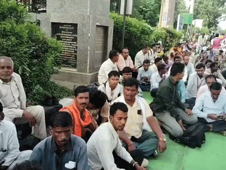 न्यूनतम वेतन के लिए बीजेपी दफ्तर पहुंचे कर्मचारी:3 से 5 हजार रुपए पाने वाले अस्थायी श्रमिकों का धरना; उमा भारती की 2003 की घोषणा याद दिलाई