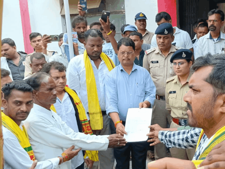 चिचोली को दोबारा पंचायत बनाने जयस का प्रदर्शन:संगठन बोला- दबाव बनाकर किया गठन, पांचवीं अनुसूची के प्रावधानों का उल्लंघन