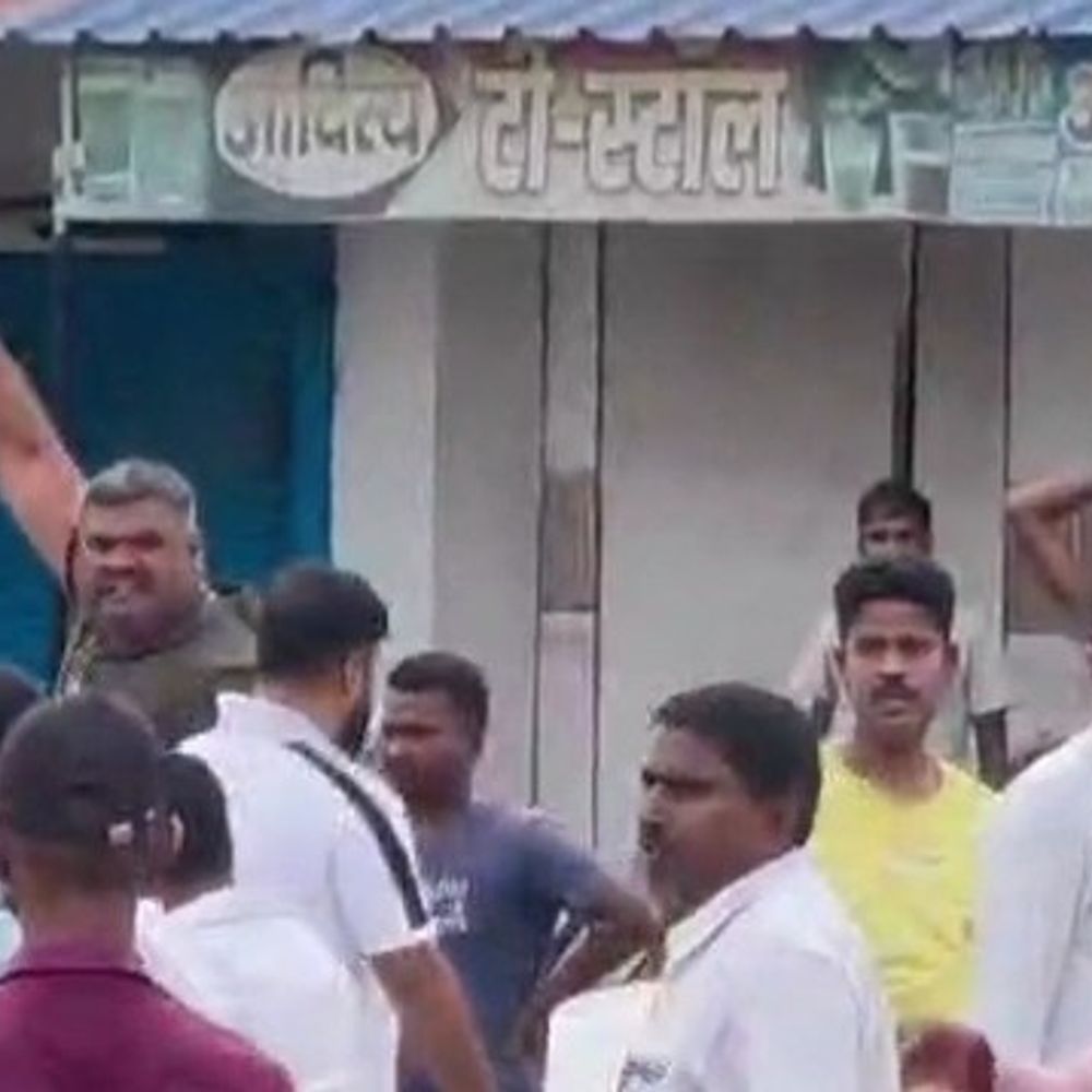कुशीनगर में पेट्रोल पंप पर ट्रांसपोर्टरों के दो गुट भिड़े:बालू के रेट को लेकर विवाद, वीडियो में फायरिंग दिखी; पुलिस ने नकारा