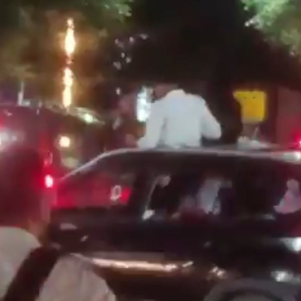 कानपुर में कार की सनरूफ और दरवाजों पर लटककर स्टंट:सिलेंडर चौराहे से निकला काफिला, पुलिस ने दर्ज किया मुकदमा; कारों की पहचान