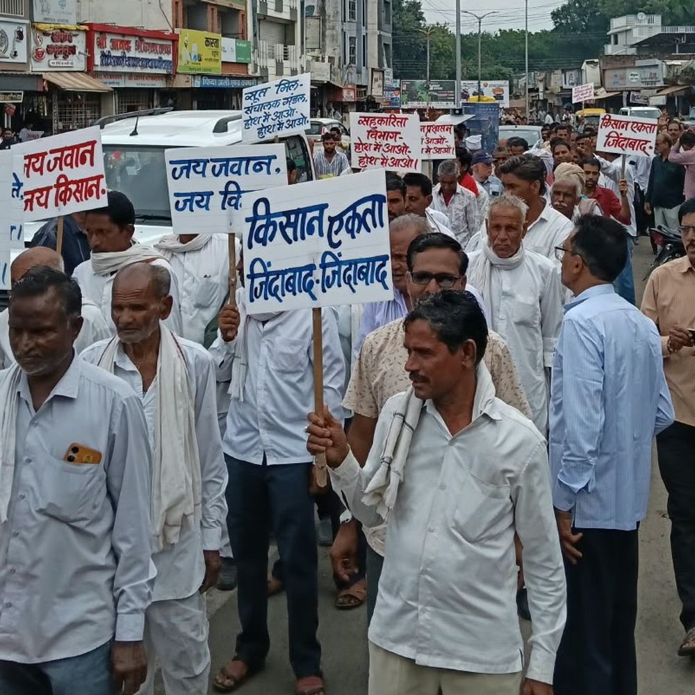 खरगोन सूत मिल के 500 कर्मचारियों ने बकाया भुगतान मांगा:25 करोड़ के कर्ज में डूबी मिल, कर्मचारी-अंशधारी पहुंचे कलेक्ट्रेट
