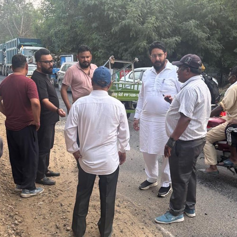 नकोदर कौंसिल प्रधान ने घटिया सड़क निर्माण पर काम रुकवाया:बिना सफाई बिछाई प्रीमिक्स; कहा-विकास कार्यों में घटिया सामग्री बर्दाश्त नहीं