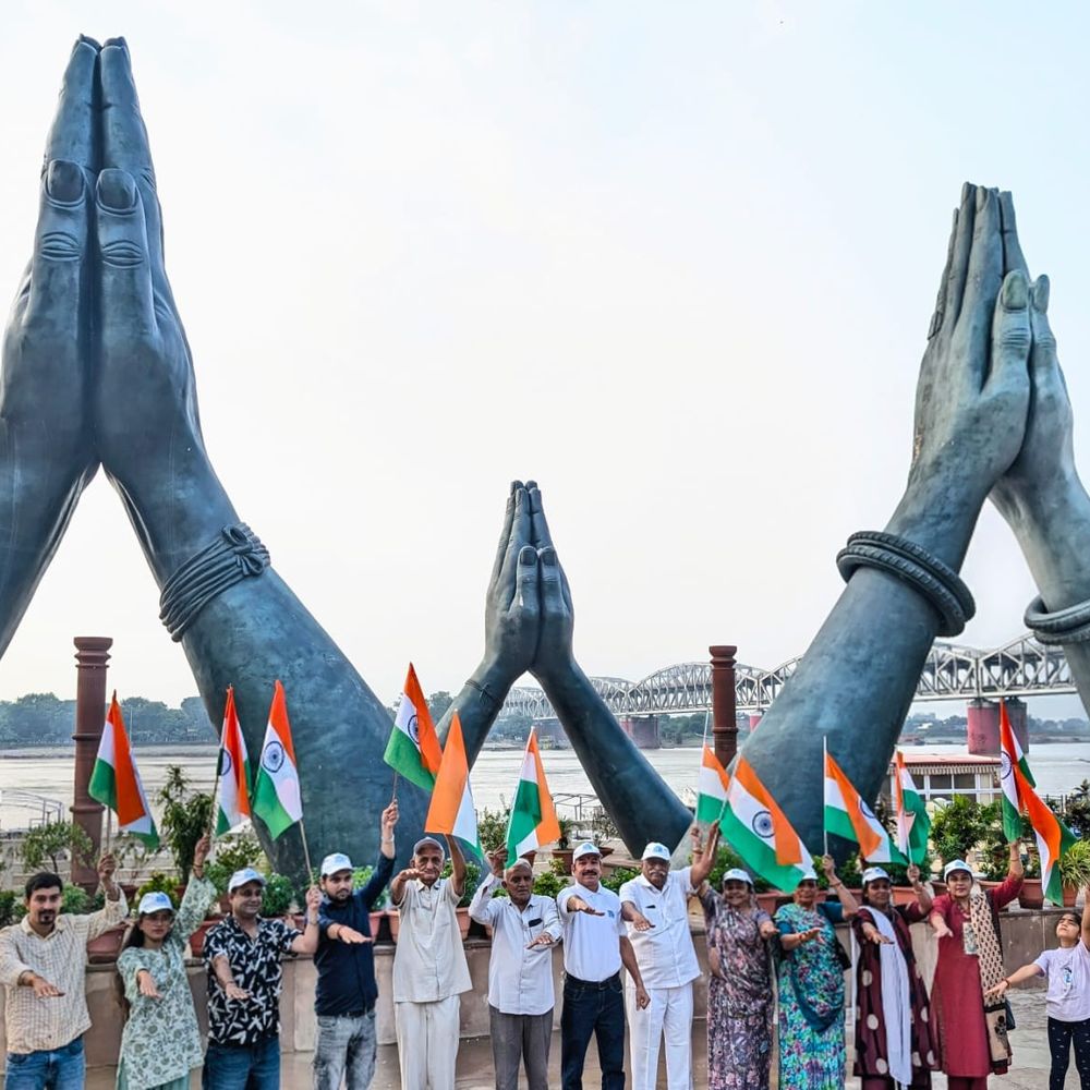 वाराणसी में नमो घाट पर स्वच्छता अभियान:नमामि गंगे की टीम ने दिलाई निर्मल गंगा की शपथ