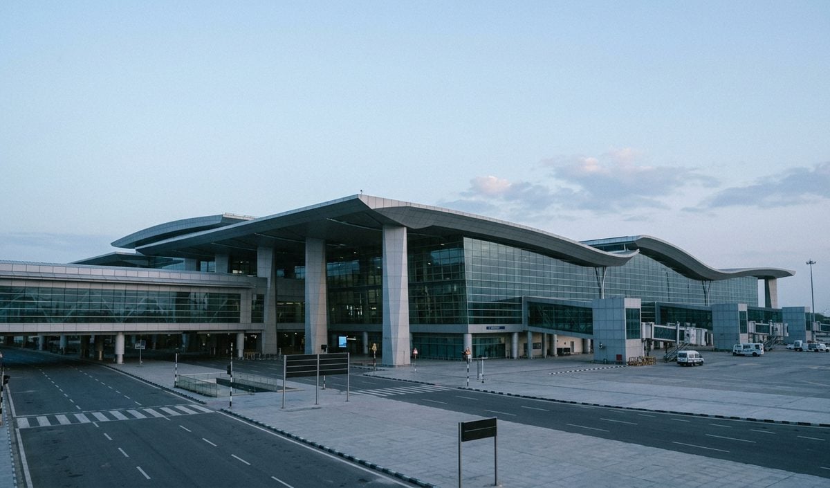 Delhi Airport पर एक करोड़ रुपये का Ganja बरामद, थाईलैंड से आए यात्री को Customs ने पकड़ा