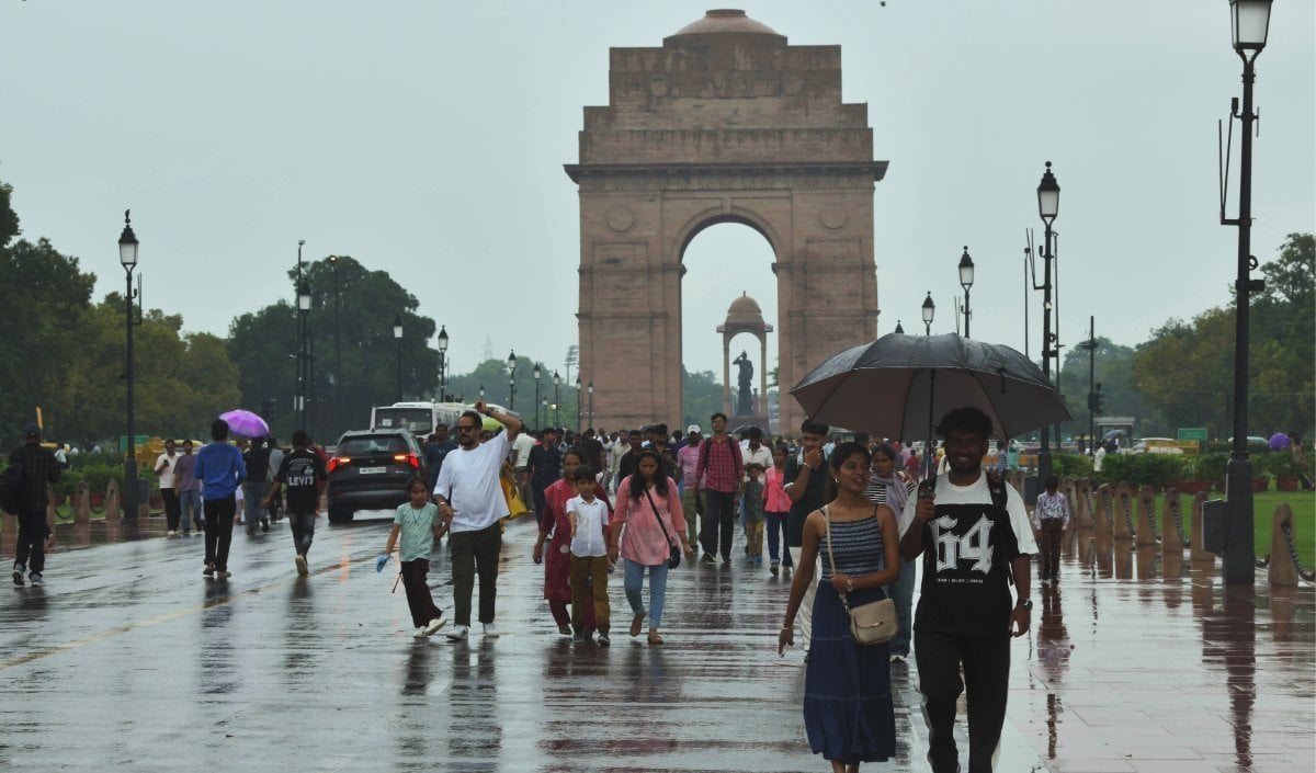 Delhi-NCR में फिर बरसे बादल, कई इलाकों में भारी बारिश का रेड अलर्ट