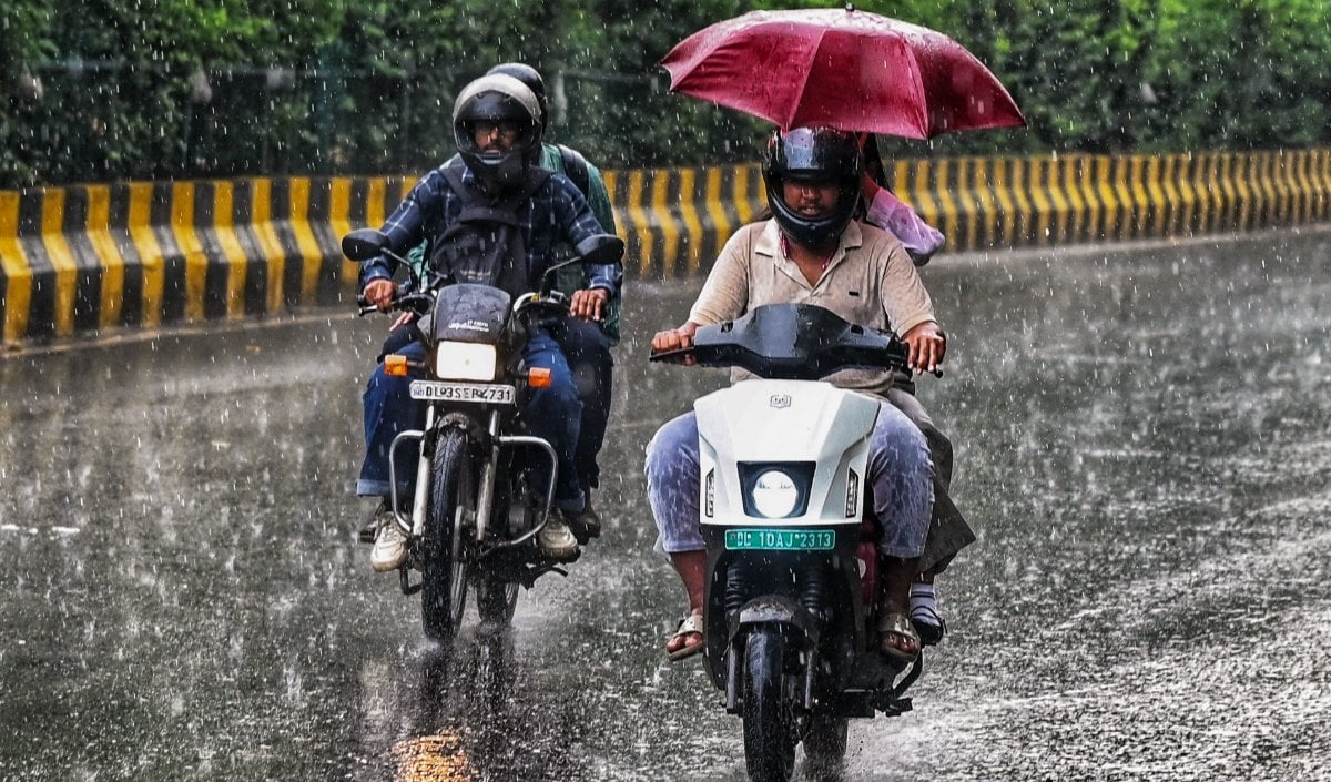 Delhi में अचानक बदला मौसम, घने बादल और तेज बारिश से मिली राहत; जानें अगले 3 दिन कैसा रहेगा मौसम