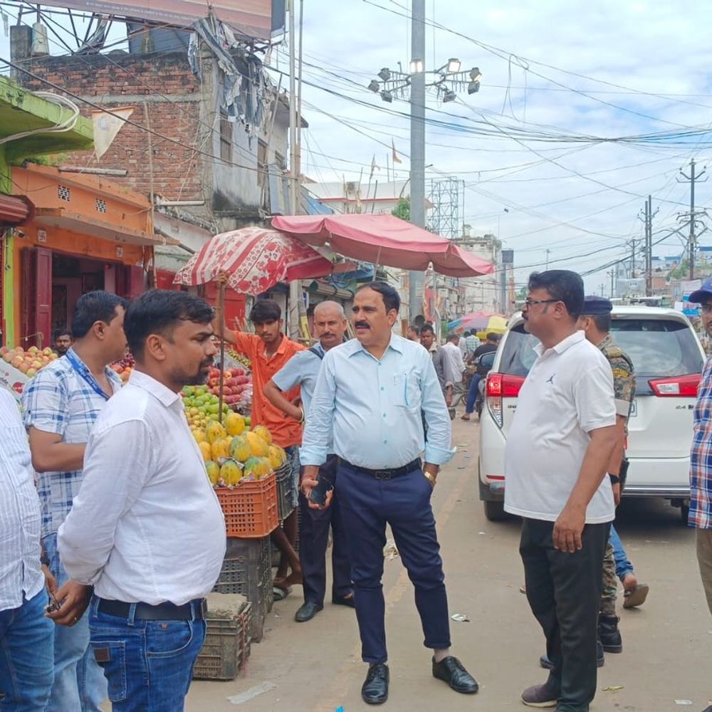 न्यू-मार्केट में सिंगल यूज प्लास्टिक पर नगर निगम की कार्रवाई:कटिहार में दुकानों से जब्त की प्रतिबंधित सामग्री, 15,700 रुपये जुर्माना वसूला