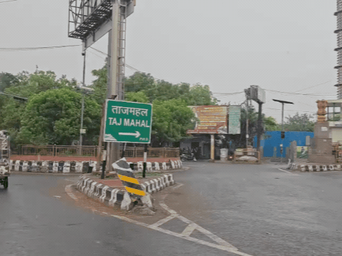 आगरा में आज भारी बारिश का अलर्ट-12वीं तक स्कूल बंद:शुक्रवार शाम से रुक-रुक कर जारी है झमाझम बारिश, जलभराव