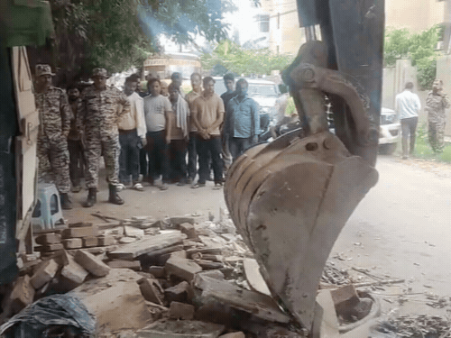 आगरा के दयालबाग में अतिक्रमण पर चला बुलडोजर:फुटपाथ पर रखे काउंटर, तख्त किए जब्त, टिन शेड हटाए